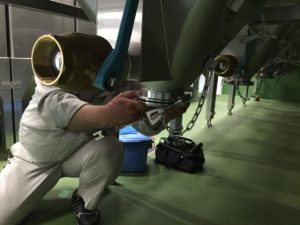 クランプバンドによる手動脱着(チェーン付き）
